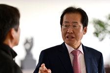 홍준표 지사, 검찰 소환 앞두고 측근들 단도리