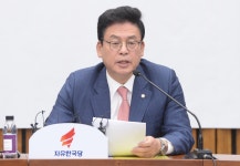 한국당, 바른정당 탈당파 복당·당원권 정지 징계 해제… 내홍은 지속