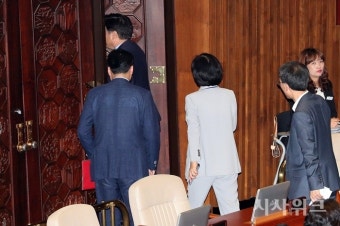 [포토 '현장'] 추미애-우원식의 수상쩍은(?) 본회의장 행보