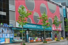 편의점서 울고 슈퍼마켓으로 웃은 GS리테일의 아이러니