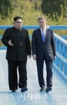 문재인-김정은, 평화의 집 접견장서 2차 독대