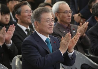 '광주형 일자리' 타결로 숨 돌린 문재인 대통령