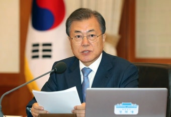 문재인 대통령, 취임 2주년 맞아 경제성과 알리기 고심
