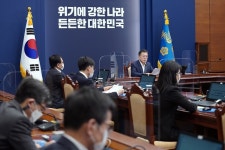 문재인 대통령, 4차 재난지원금 방식 고민… 홍남기 사퇴론은 일축