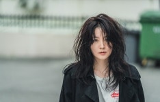 구경이 이영애, 우아함 벗고 코믹 입다   