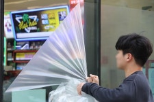 편의점 반투명 시트지 제거 권고… 까닭은?
