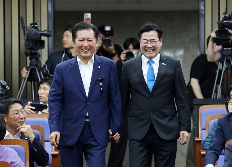 더불어민주당 당대표 후보 박찬대 의원과 정청래 의원, 본격적인 당권 경쟁 시작