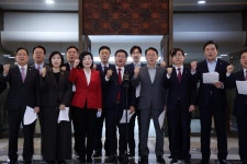 멈춰 선 글로벌허브… 찬바람에 갇힌 부산의 봄