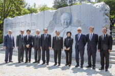 현대산업개발, 포니정 故 정세영 명예회장 추모조형물 제막식 개최