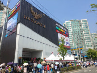 롯데건설, DMC 롯데캐슬 더 퍼스트 견본주택 개관 첫 날 7천명 몰려 북적