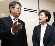 김현미 장관, 신혼부부 희망타운 견본주택