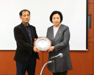 박순자 위원장, 대부도 지역발전 공로 감사패 받아