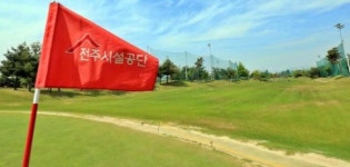 푸른 그라운드에서 멋진 경기를… 전주시설공단, 혹서기 잔디 관리 총력