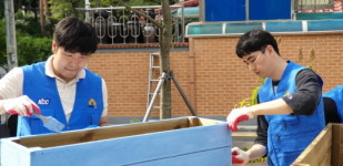 KCC, 저층주거지 환경개선 위한 온溫동네 숲으로 사업에 건축자재 기부