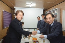 박윤국 포천시장, 커피박데크 생산기업 (주)동하 현장 발길