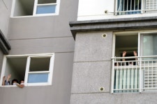 세대 내 베란다서 비대면 음악회 즐겨요