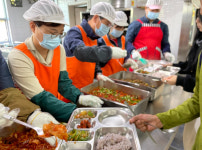 LX전북지역본부, 덕진노인복지관서 어르신 점심 배식 봉사 참여