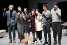 현장스케치 듣는 이 없는 소통의 현실… 연극 ‘가족이란 이름의 부족’ 리허설