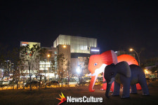 홍선생미술, KNN 특별전 후원 ‘아프리카 현대미술전’ 빨간 코끼리로 불 밝힌다