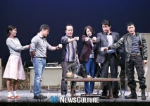 [컬처포토] 비와 모차르트의 레퀴엠 그리고 살인사건, 연극 ‘날 보러와요’