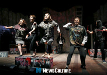 [하이라이트] 마흔 살 소녀들, 헤비메탈에 도전장을 내밀다…연극 ‘헤비메탈걸스’
