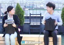 [현장스케치] 해 저무는 옥상에서 10분짜리 연극 즐긴다…‘수현재 10분 극장’