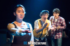 [리뷰] 매일 잔칫상을 차리고 쓰레기통에 버리는 여자의 사연…연극 ‘인터뷰’