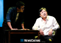 [컬처포토①] 밀폐된 공간에서 펼쳐지는 두 남자의 심리 싸움, 연극 ‘도둑맞은 책’