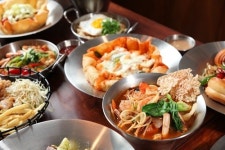 분식과 하우스맥주 간의 조화…펍형 분식 프랜차이즈 ‘감성분식청춘’ 눈길