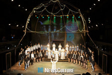 [리뷰] 세대 아우르는 출연진, 한 목소리로 부르는 감동의 노래…뮤지컬 ‘하모니’