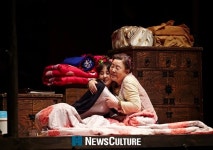 강부자-전미선 주연의 연극 ‘친정엄마와 2박3일’ 새로운 무대로 호평 이어져