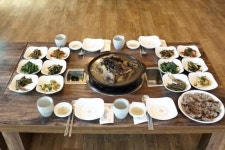 호반의 도시 춘천으로 식도락 맛집 여행…산야초, 토종닭으로 요리한 약백숙 먹고 무더위 이긴다
