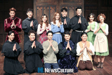 [NC포토] 뮤지컬 ‘마르틴 루터’ 배우들, 두 손 모은 자세로 찰칵