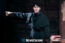 [NC포토] 뮤지컬 ‘마르틴 루터’ 양지원, 가리키는 방향에는