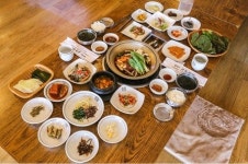 개성과 전통 어우러진 경주 황리단길...볼거리 다양하고 이색카페, 맛집 많아 여행객들 북적