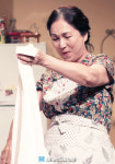 [NC포토] 연극 ‘사랑해요 당신’ 오미연, 옷 선물 받은 윤애