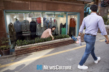 [NC포토] 연극 ‘로드씨어터 대학로2’ 임은희, 식물 가꾸는게 좋아
