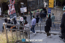 [NC포토] 연극 ‘로드씨어터 대학로2’, 민트 헤드폰의 물결