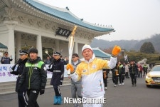 [100뉴스] 서울 시내 전역을 밝힌 평창 성화, 봉송 성공적으로 마쳐