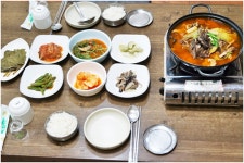 소나무 향과 어우러진 건강식으로 힐링…보은 맛집 코끼리식당 자연산 버섯전골 