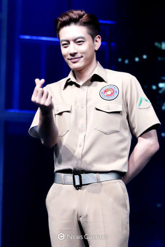 [NC포토] 뮤지컬 '도그파이트' 최동욱, '하트' 미소 합체