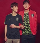[#별별샷]‘이재성과 찰칵’ 축구선수 김민재…SNS 사진 화제