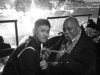 [#별별샷] 가수 크러쉬, ‘살아있는 전설’ 퀸시 존스와 다정하게 한 컷!