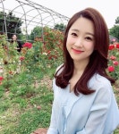 [#별별샷]‘오늘의 날씨’ 기상캐스터 이세라, 꽃밭에서 꽃 미모 자랑 ‘심쿵’