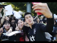 [#별별샷]축구선수 이용…잘생김 폭발