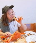 [#별별샷]개그우먼 홍현희…전투적인 대게 먹방 화제