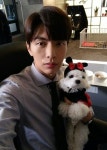[#별별샷]‘뷰티 인사이드’ 이민기, 시크한 표정으로...강아지와 ‘찰떡케미’