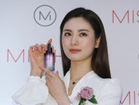 나나, 화장품 모델다운 광채 피부 1년 365일 리즈