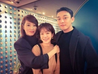 [#별별샷]‘국가부도의 날’ 한지민, 김혜수·유아인과 훈훈한 비주얼샷