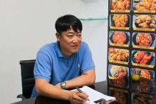 “치킨 프랜차이즈 ‘치킨이남달라’의 핵심이요? 상생과 발전을 위한 홍보입니다”